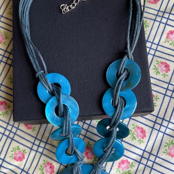 EUC shell necklace - Picture 2 of 3